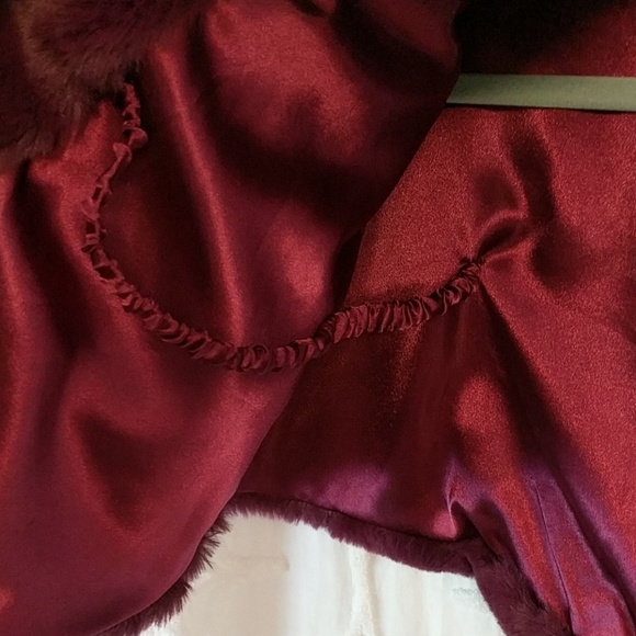 TAHARI plum colored cape - Picture 4 of 5